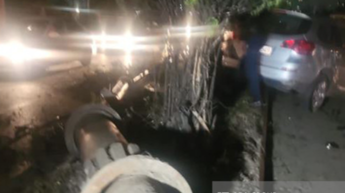 Bakıda qəza:  Dirək qopdu, 3 nəfər - FOTO 