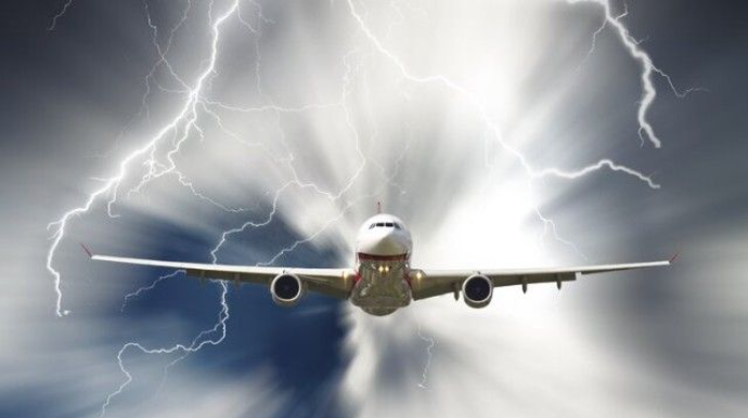 Göyərtəsində sərnişinlərin olduğu təyyarəni ildırım vurdu 