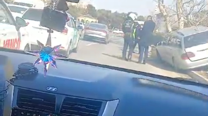 Bakının mərkəzində idarəetmədən çıxan "Mercedes" dirəyə çırpıldı - VİDEO