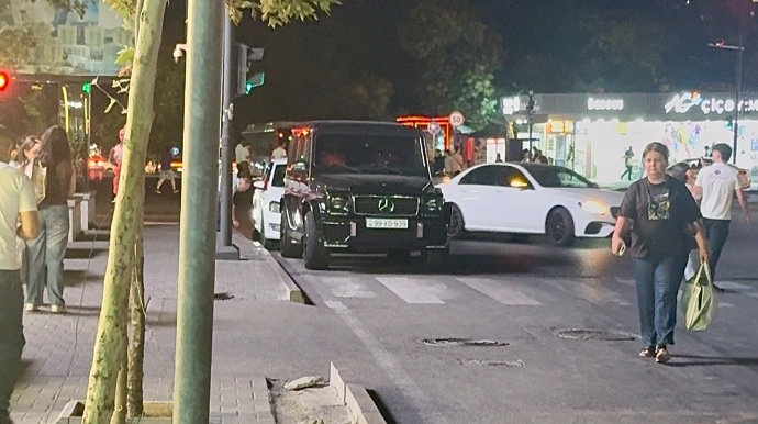 “Gelandewagen”i yolayrıcında və keçidin yaxınlığında saxlayıb yoxa çıxdı   - VİDEO