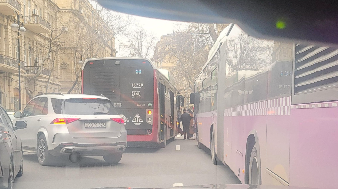 "BakuBus" sürücüsü yolun ortasında saxlayıb  sərnişin düşürüb-mindirdi  - FOTO