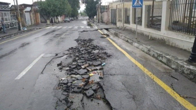 Şəkidə yağan güclü yağış yolları, səkiləri dağıtdı  - FOTO