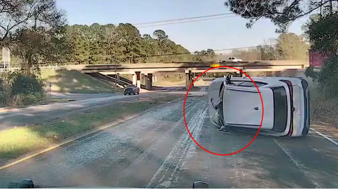 Qayda pozub polisdən qaçan sürücü qəza törətdi – Maşından görün nələr çıxdı - VİDEO 