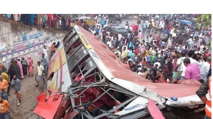 Banqladeşdə avtobus qəzası: 17 ölü, 35 yaralı 