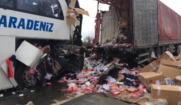 Reys avtobusu TIR-a çırpıldı: 1 ölü, 30 yaralı - FOTO