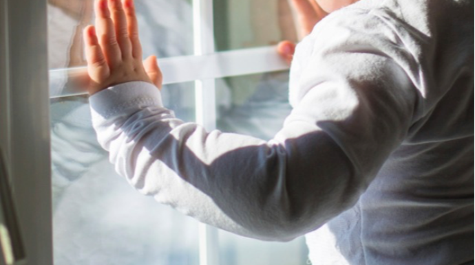 В Баку трехлетний ребенок погиб при падении с седьмого этажа