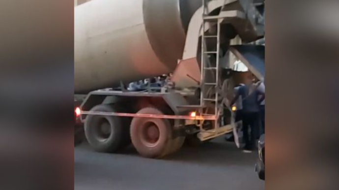 Abşeronda ağır qəza: Betonqarışdıran maşın qadının üstündən keçdi - VİDEO