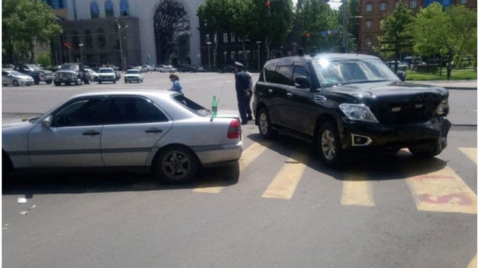 Nikol Paşinyanı müşayiət edən avtomobil qəza törədib  - FOTO