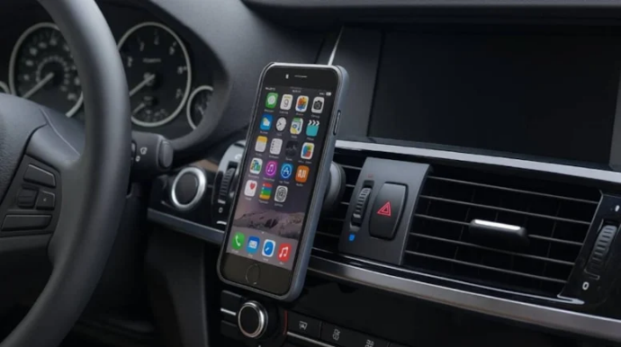 Maşın sürərkən telefonu avtomobilin bu hissəsinə birləşdirmək məsləhət deyil - FOTO