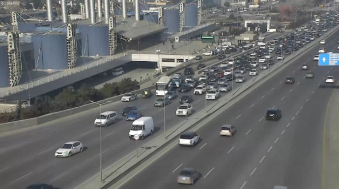 Yolda qalan nasaz maşın tıxaca səbəb oldu