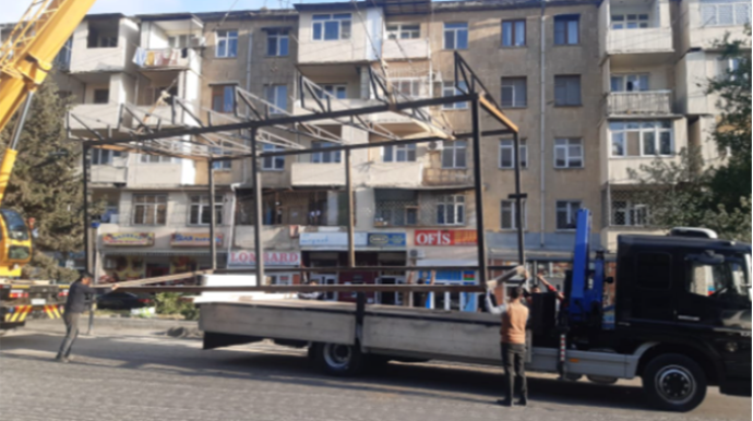 Bakıda zəbt olunan piyada səkiləri təmizlənir  - VİDEO