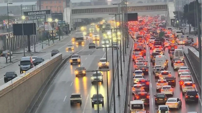 На каких улицах Баку 12 декабря наблюдаются транспортные заторы?