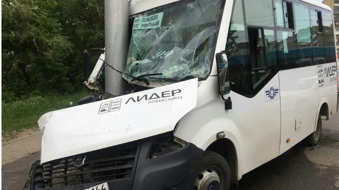 Marşrut avtobusu dirəyə çırpıldı;  7 nəfər xəsarət aldı - FOTO 