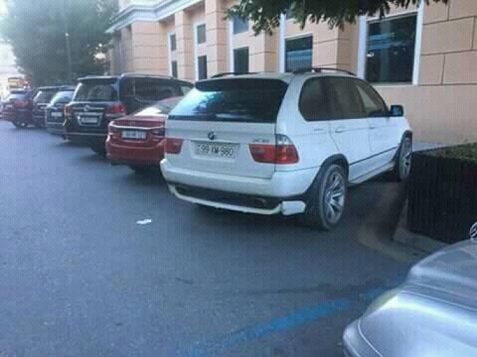 Sürücü maşını parkinqdə düzgün saxlamadığı üçün cərimələnib - DYP