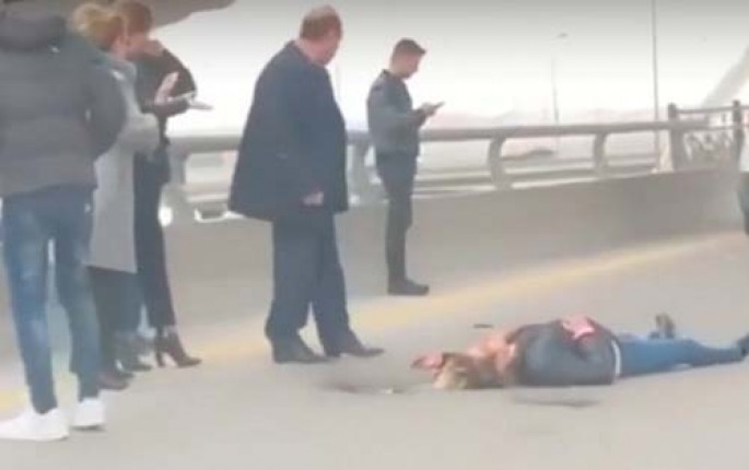 Bakıda qadın özünü körpüdən atdı - Dəhşətli görüntülər - VİDEO