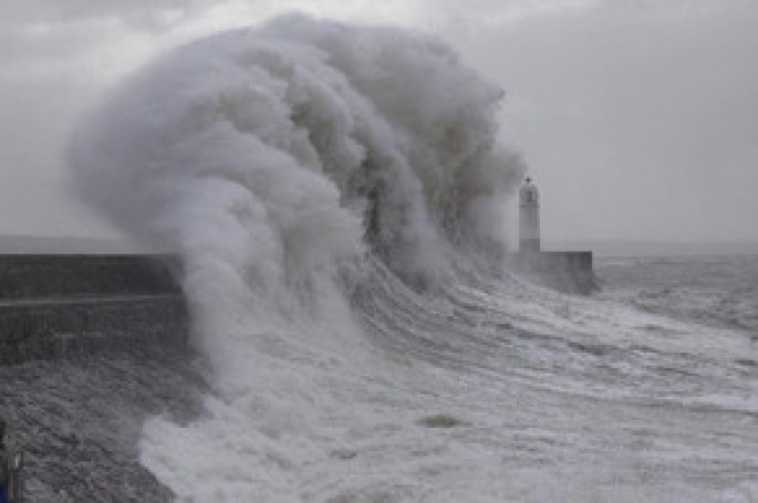 Tropik fırtınabaş verdi - 151 reys ləğv edilib, 122 park bağlanıb
