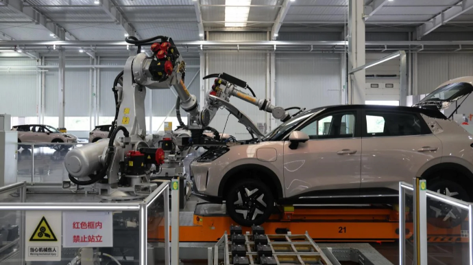 Автокомпания SAIC внедрила человекоподобных роботов на производство 