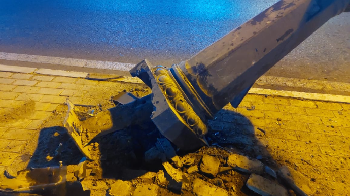 İşıq dirəyini aşıran avtomobil yararsız hala düşdü  - FOTO