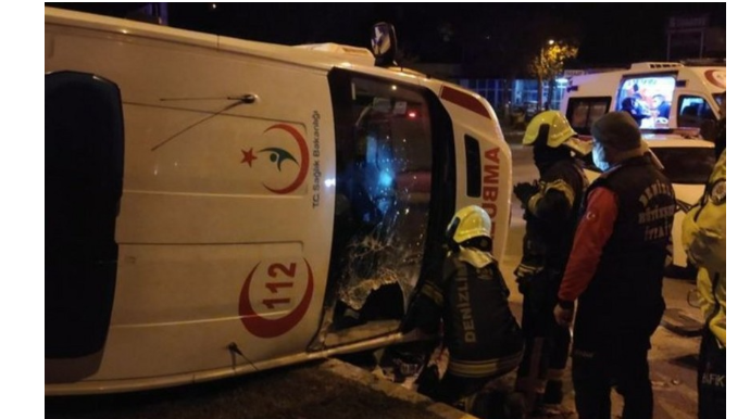 Mikroavtobus təcili yardım maşını ilə toqquşdu, xəsarət alanlar var - FOTO