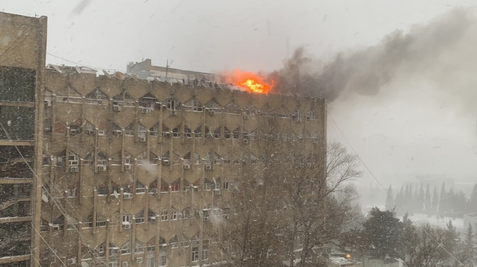 В Баку горит жилой дом  - ВИДЕО