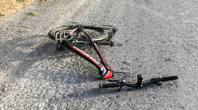 Ucarda avtomobilin vurduğu velosipedçi ÖLÜB