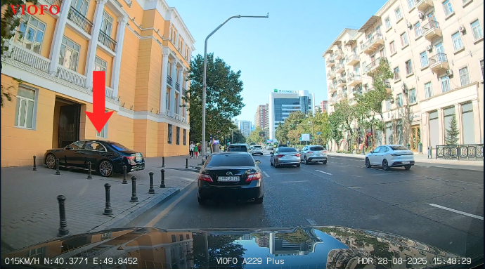 Maşını səkiyə atıb gedən sürücü piyadaların yolunu kəsdi - 10-HN-706 - VİDEO 