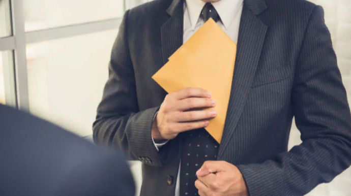 Azərbaycanda vəzifəli şəxs və keçmiş məmur rüşvətə görə həbs edildi - RƏSMİ 