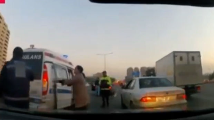 Bakı-Sumqayıt yolunda qəza: Avtomobil təcili yardım maşınına çırpıldı - VİDEO