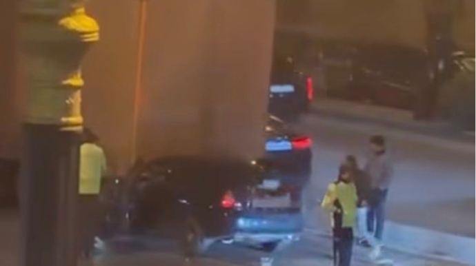 Paytaxtda dəhşətli qəza: avtomobil yük maşınına çırpıldı - VİDEO