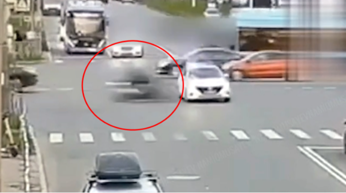 Qırmızıdan keçən polis maşını motosikletlə toqquşdu; bir polis öldü, digəri saxlanıldı - VİDEO 