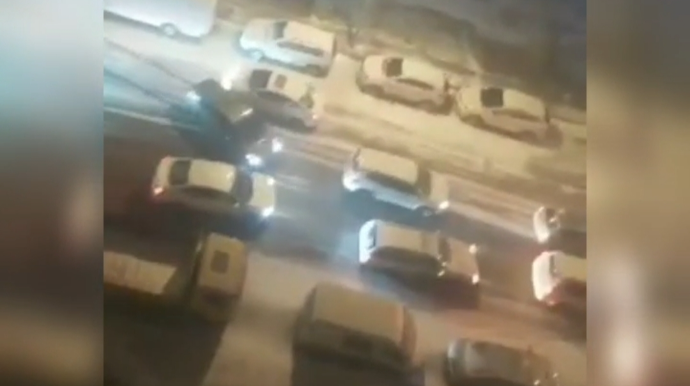 Yasamalda qarın fəsadları:  yolda qalan, sürüşüb bir-birinə dəyən maşınlar  - VİDEO