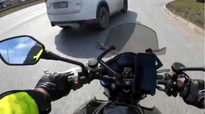 Qayda pozan sürücülər döngədə qəza törətdilər - VİDEO 