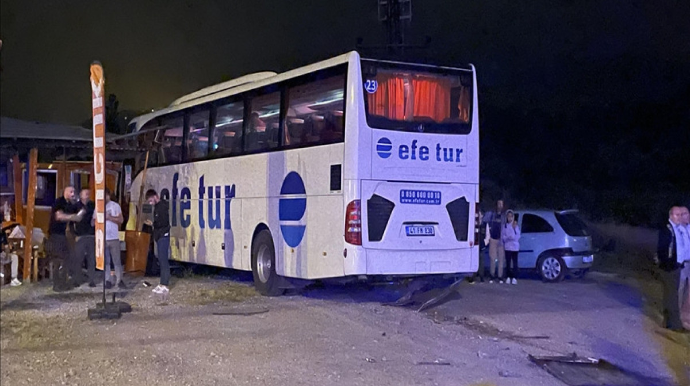 Türkiyədə avtobus minik avtomobili ilə toqquşub, 2 nəfər ölüb 