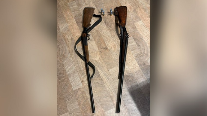 Ağdaşda qanunsuz saxlanılan silahlar polisə təhvil verilib