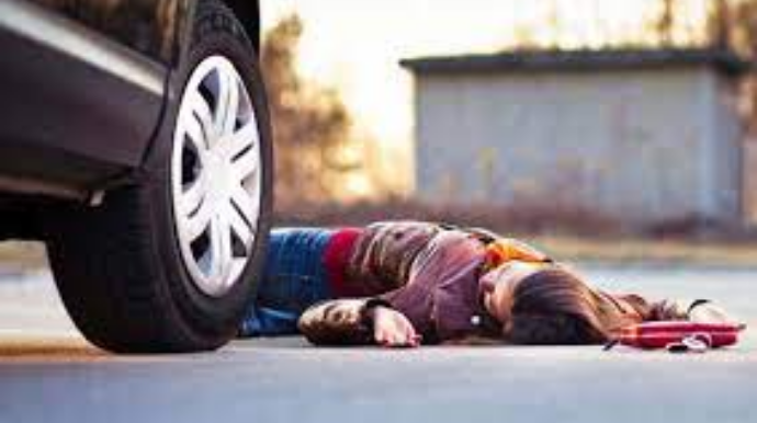 Bakıda gənc qızı avtomobil vuraraq digər avtomobilin üzərinə atıb