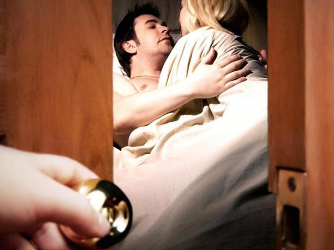 Ər arvadını evdə başqa kişi ilə tutdu - FOTO