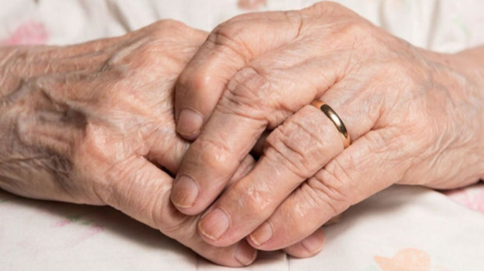 79 yaşlı qadın avtobusda "iPhone" oğurladı 