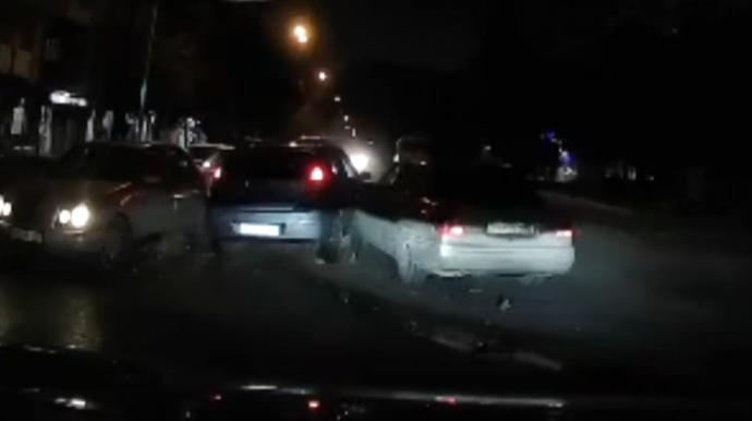 Qırmızı işıqda keçən maşın başqa bir avtomobilə çırpıldı - ANBAAN VİDEO 