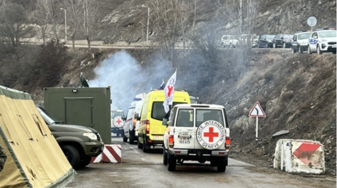BQXK-ə məxsus avtomobil və təcili yardım maşını Laçın yolundan keçdi   - FOTO