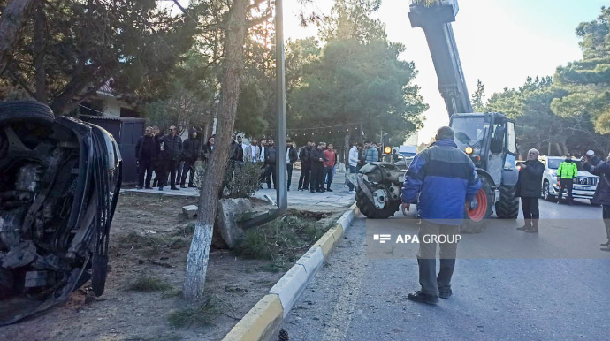 Sumqayıtda “KİA” işıq dirəyinə çırpıldı və aşdı - VİDEO