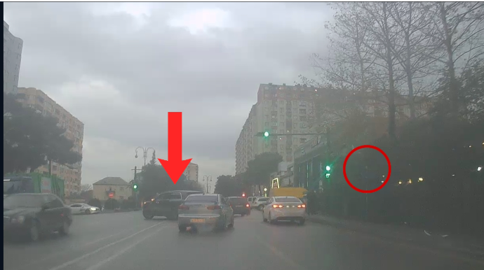 Ağacın arxasında qalan nişan sürücüləri qayda pozmağa vadar edir - VİDEO