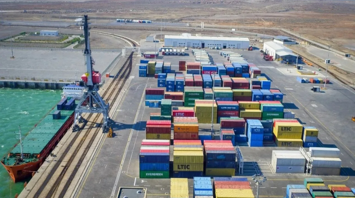Bakı Limanında 812 min tondan çox yük aşırılıb 