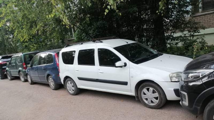 Parkinqdən çıxan qadın sürücü dörd avtomobilə ziyan vurdu - VİDEO