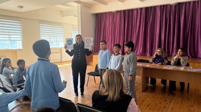 Yol polisi uşaqların suallarını cavablandırdı; qəzalara qarşı mübarizədən danışıldı - FOTO