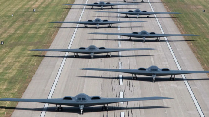 ABŞ ən bahalı bombardmançı təyyarələrin uçuşlarını dayandırdı - FOTO 