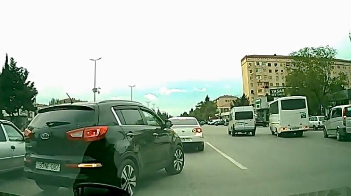 Zolağı düz seçməyən sürücü qayda pozub qəza şəraiti yaratdı   - VİDEO