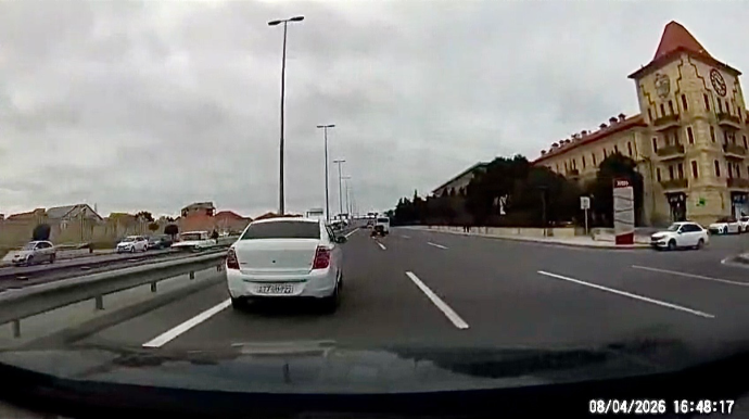 Yüksək sürətli yolda məsuliyyətsizlik: Sürücü dayanıb qəzanı izlədi   - VİDEO