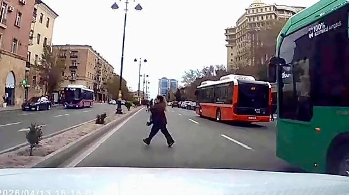 В Баку девушка перебежала дорогу в неположенном месте и едва не попала под автомобиль - ВИДЕО 
