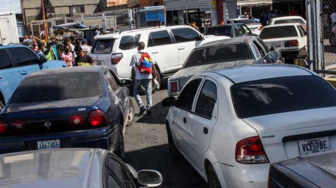 Neft ölkəsində sürücülər yanacağı püşkatma yolu ilə alır   - FOTO