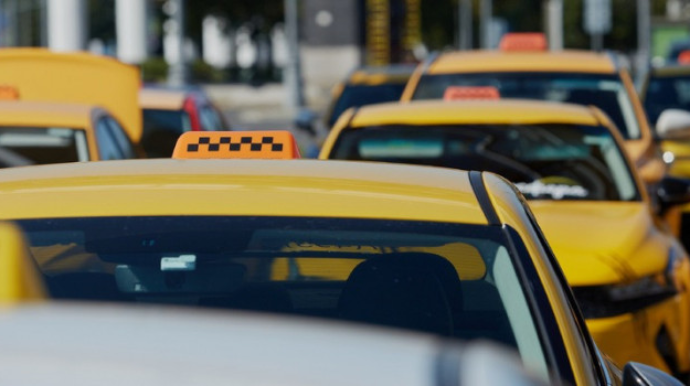 Müştərisinə qarşı dələduzluq edən taksi sürücüsünə HÖKM OXUNDU